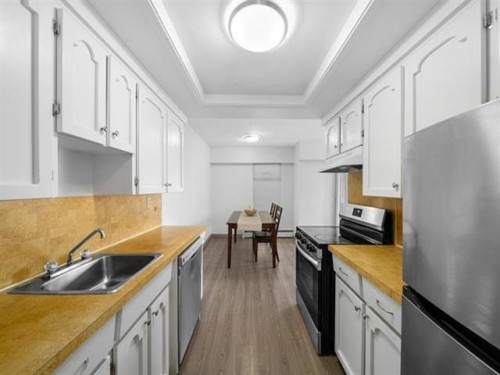 301-11957 223 Street, Maple Ridge, BC - Indoor Photo Showing Kitchen