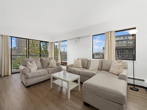 301-11957 223 Street, Maple Ridge, BC - Indoor Photo Showing Living Room