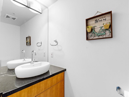 1211 Cordova Street W, Vancouver, BC - Indoor Photo Showing Bathroom