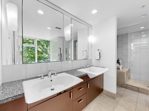1211 Cordova Street W, Vancouver, BC - Indoor Photo Showing Bathroom