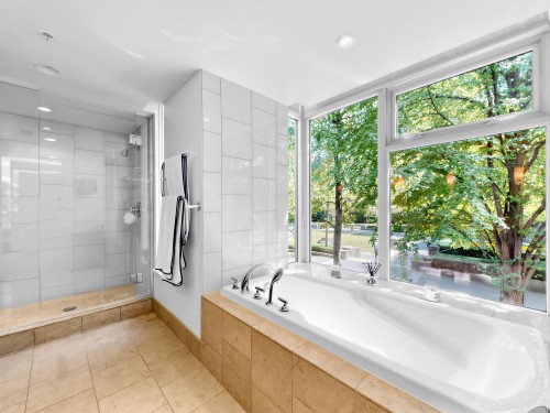 1211 Cordova Street W, Vancouver, BC - Indoor Photo Showing Bathroom
