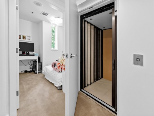 1211 Cordova Street W, Vancouver, BC - Indoor Photo Showing Other Room