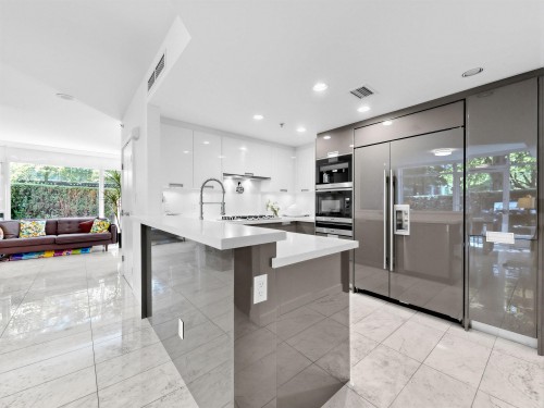 1211 Cordova Street W, Vancouver, BC - Indoor Photo Showing Kitchen With Upgraded Kitchen