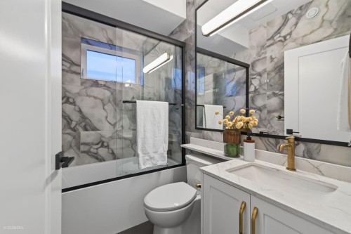 1-2035 51St E, Vancouver, BC - Indoor Photo Showing Bathroom