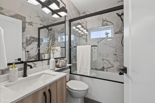 1-2035 51St E, Vancouver, BC - Indoor Photo Showing Bathroom