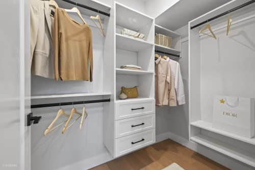 1-2035 51St E, Vancouver, BC - Indoor With Storage