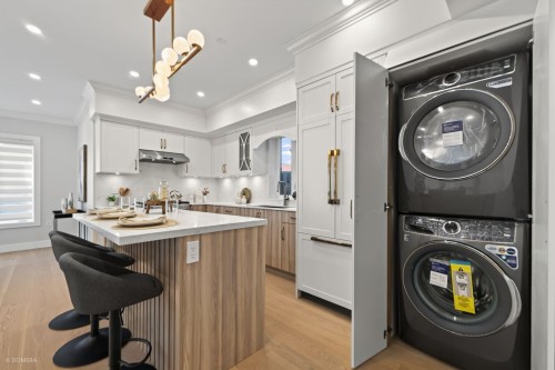 1-2035 51St E, Vancouver, BC - Indoor Photo Showing Laundry Room