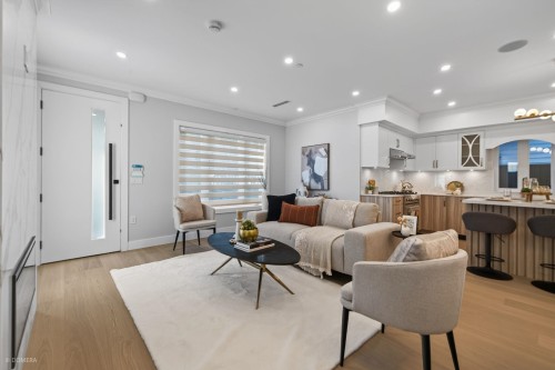 1-2035 51St E, Vancouver, BC - Indoor Photo Showing Living Room