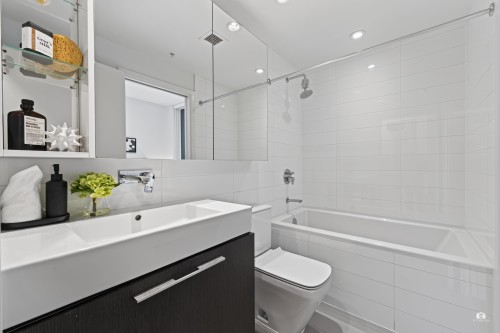 2709-1955 Alpha Way, Burnaby, BC - Indoor Photo Showing Bathroom