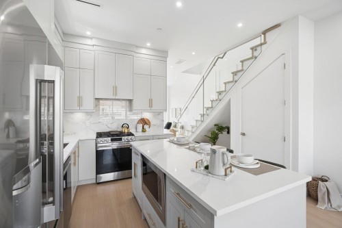 1005 55Th Avenue E, Vancouver, BC - Indoor Photo Showing Kitchen With Upgraded Kitchen