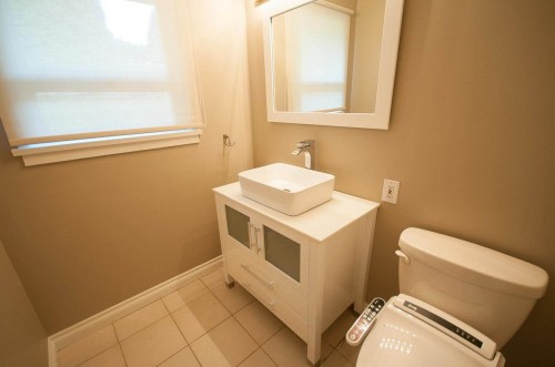 555 Stevens Drive, West Vancouver, BC - Indoor Photo Showing Bathroom