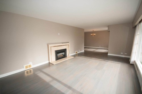 555 Stevens Drive, West Vancouver, BC - Indoor Photo Showing Living Room With Fireplace