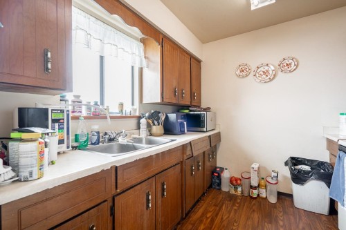 1828 Prairie Avenue, Port Coquitlam, BC - Indoor Photo Showing Kitchen With Double Sink