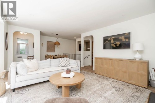 2784 Crescentview Drive, North Vancouver, BC - Indoor Photo Showing Living Room