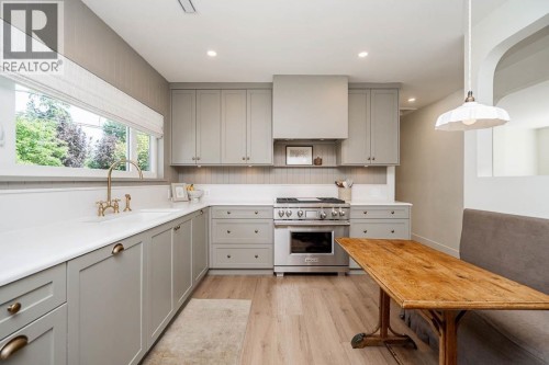 2784 Crescentview Drive, North Vancouver, BC - Indoor Photo Showing Kitchen
