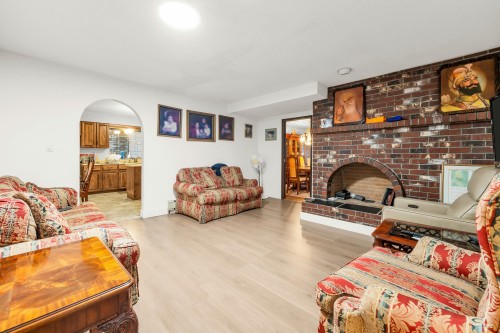 4240 Shackleton Gate, Richmond, BC - Indoor Photo Showing Living Room With Fireplace