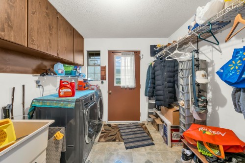 4240 Shackleton Gate, Richmond, BC - Indoor Photo Showing Laundry Room