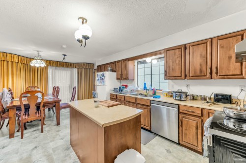 4240 Shackleton Gate, Richmond, BC - Indoor Photo Showing Kitchen With Double Sink