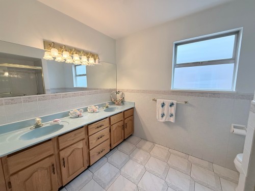 2458 5Th Avenue E, Vancouver, BC - Indoor Photo Showing Bathroom