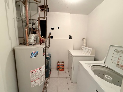 2458 5Th Avenue E, Vancouver, BC - Indoor Photo Showing Laundry Room