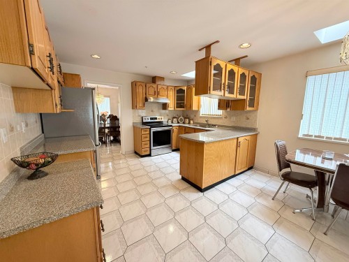 2458 5Th Avenue E, Vancouver, BC - Indoor Photo Showing Kitchen
