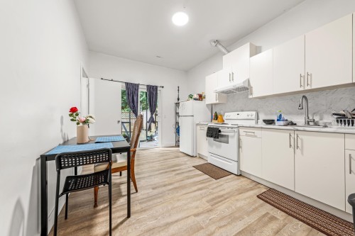 1-11495 Cottonwood Drive, Maple Ridge, BC - Indoor Photo Showing Kitchen