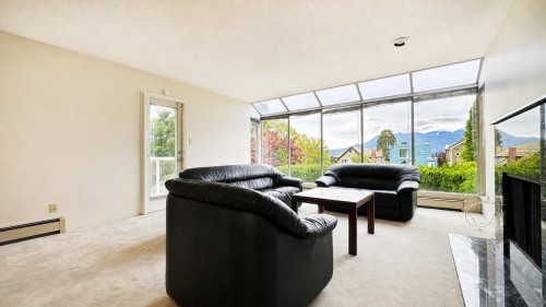 4438 4Th Avenue W, Vancouver, BC - Indoor Photo Showing Living Room