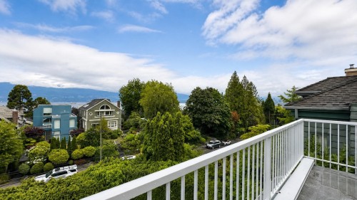 4438 4Th Avenue W, Vancouver, BC - Outdoor