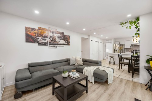 2378 Mariana Place, Coquitlam, BC - Indoor Photo Showing Living Room