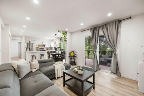 2378 Mariana Place, Coquitlam, BC - Indoor Photo Showing Living Room