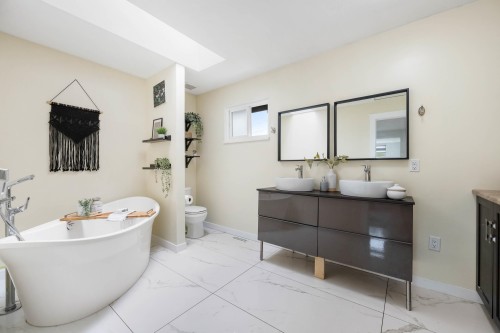2378 Mariana Place, Coquitlam, BC - Indoor Photo Showing Bathroom