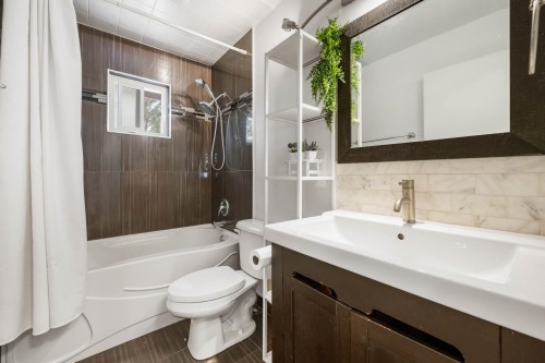 2378 Mariana Place, Coquitlam, BC - Indoor Photo Showing Bathroom