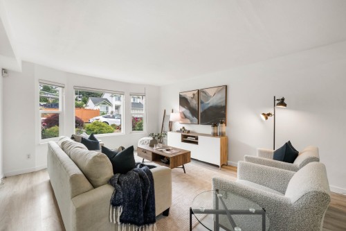 2378 Mariana Place, Coquitlam, BC - Indoor Photo Showing Living Room