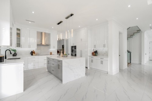 4991 Cabot Drive, Richmond, BC - Indoor Photo Showing Kitchen With Upgraded Kitchen