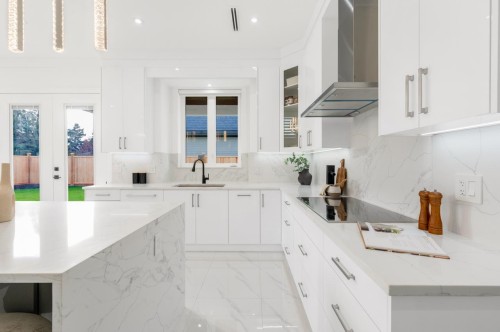 4991 Cabot Drive, Richmond, BC - Indoor Photo Showing Kitchen