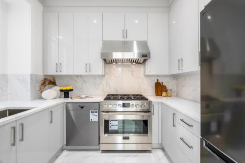 4991 Cabot Drive, Richmond, BC - Indoor Photo Showing Kitchen With Upgraded Kitchen