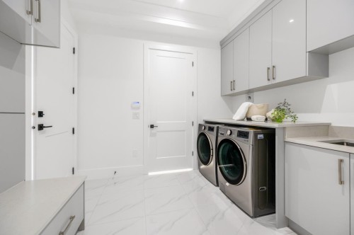 4991 Cabot Drive, Richmond, BC - Indoor Photo Showing Laundry Room