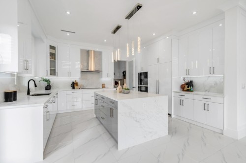 4991 Cabot Drive, Richmond, BC - Indoor Photo Showing Kitchen With Upgraded Kitchen