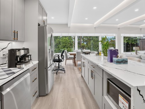 3570 Lonsdale Avenue, North Vancouver, BC - Indoor Photo Showing Kitchen With Upgraded Kitchen