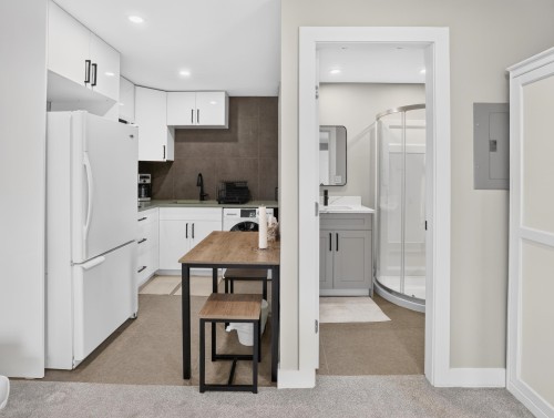 3570 Lonsdale Avenue, North Vancouver, BC - Indoor Photo Showing Kitchen