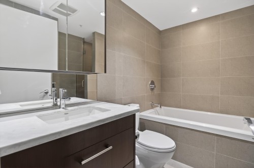 112 1St Avenue W, Vancouver, BC - Indoor Photo Showing Bathroom