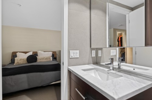 112 1St Avenue W, Vancouver, BC - Indoor Photo Showing Bathroom