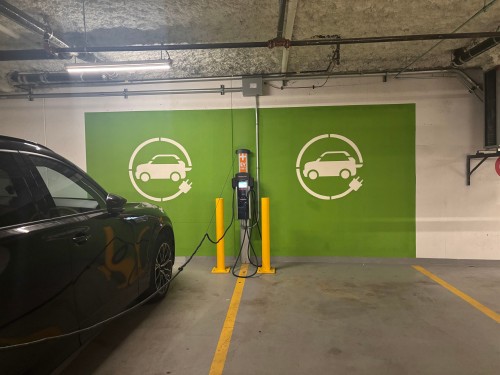 112 1St Avenue W, Vancouver, BC - Indoor Photo Showing Garage