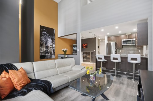 112 1St Avenue W, Vancouver, BC - Indoor Photo Showing Living Room