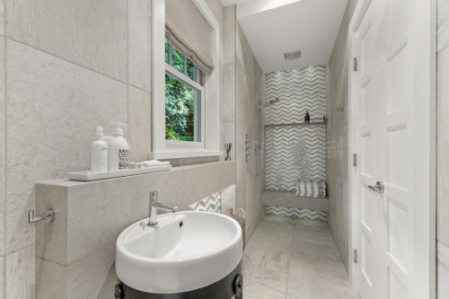 2940 Mathers Avenue, West Vancouver, BC - Indoor Photo Showing Bathroom