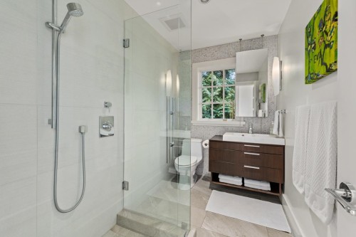 2940 Mathers Avenue, West Vancouver, BC - Indoor Photo Showing Bathroom