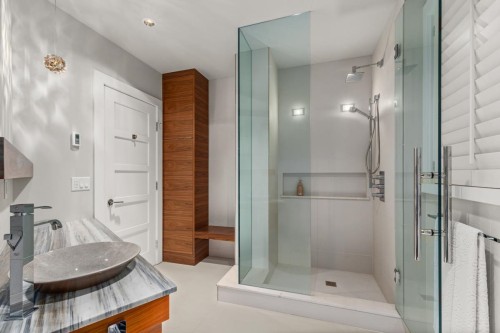 2940 Mathers Avenue, West Vancouver, BC - Indoor Photo Showing Bathroom