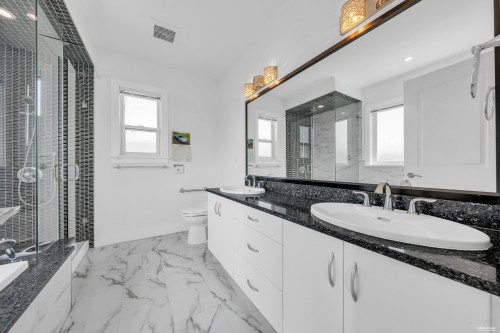 2246 22Nd Avenue W, Vancouver, BC - Indoor Photo Showing Bathroom