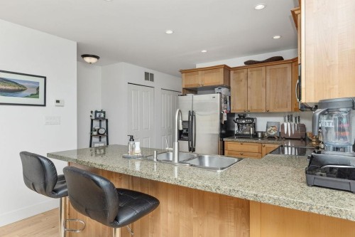 3-728 Gibsons Way, Gibsons, BC - Indoor Photo Showing Kitchen With Double Sink