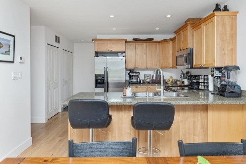 3-728 Gibsons Way, Gibsons, BC - Indoor Photo Showing Kitchen With Double Sink